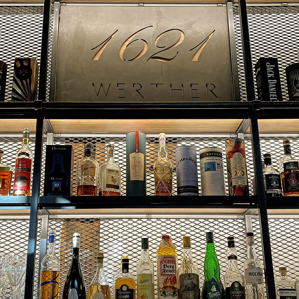 Restaurant 1621 Werther Bar mit Flaschen und Schild